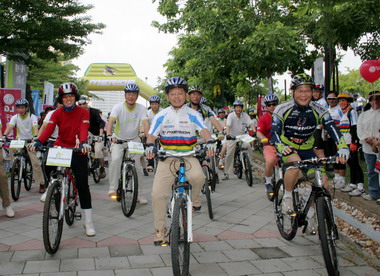 節能減碳一起來 萬人單車澄湖逍遙遊(圖)