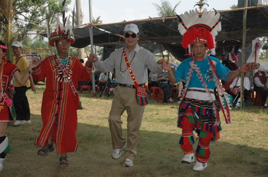 花蓮縣長參加各部落豐年祭(圖)