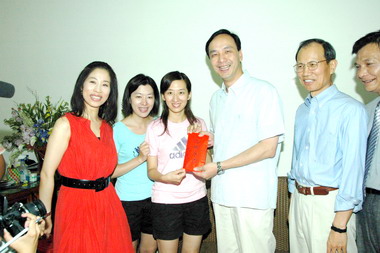 朱立倫贈獎勵金予朱木炎(圖)