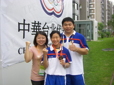 立法委員張嘉郡向陳葦綾道賀(圖)