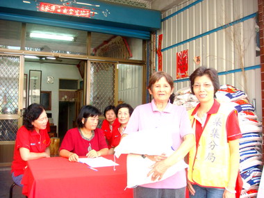 警察志工發放白米救濟貧困低收入戶(圖)