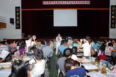 蘇治芬主持全縣國中小學午餐秘書會議(圖)