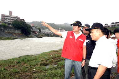 周錫瑋視察三爪子坑(圖)