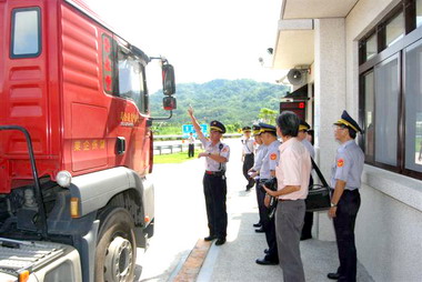 取締超載警方啟用警察地磅(圖)
