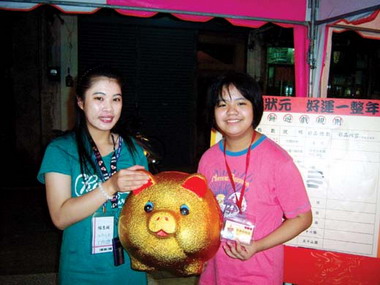 中秋博餅遊客鄉親踴躍參與(圖)