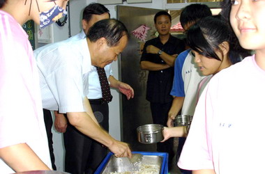 鄭永金視察湖口高中用餐情形(圖)