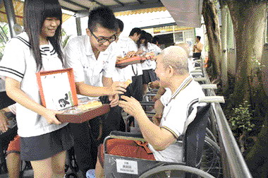 達德商工自掏腰包買月餅送老人(圖)