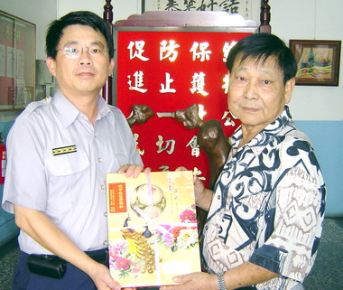 警友會賀秋節慰勞草屯警分局(圖)