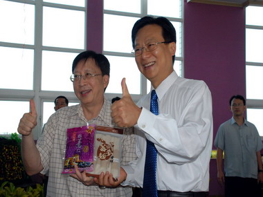 劉揆誇讚彰化縣農特產品向各縣市首長行銷(圖)