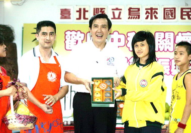 馬英九關懷偏遠學童營養午餐(圖)