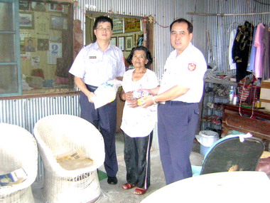 員警自掏腰包慰問獨居老人(圖)