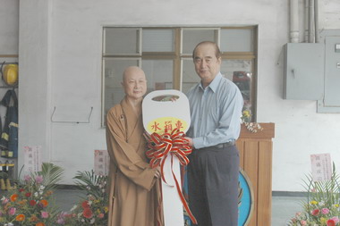 慈善寺捐贈水箱消防車於消防局(圖)