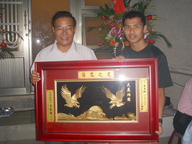 奧運跆拳選手宋玉麒拜會王乾發(圖)