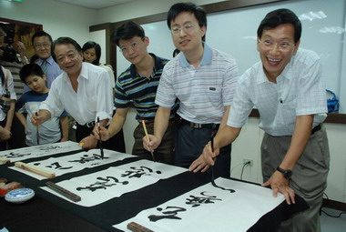 揮毫落紙眷村情黃秀光師生書法文物展(圖)