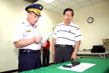 南投警方查獲制式貝瑞塔手槍(圖)