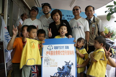 市府捐贈伊甸基金會兒童擺位型輪椅(圖)