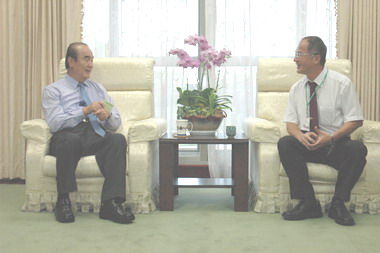 花蓮郵局經理吳煥國今天上午拜會縣府(圖)