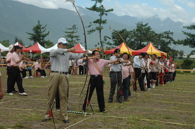 縣長盃原住民傳統射箭比賽文化館前舉行(圖)