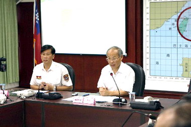 林政則坐鎮掌握颱風動態(圖)