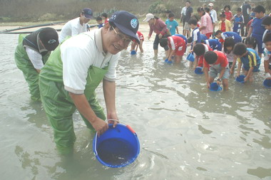 斑節蝦苗放流(圖)