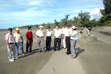 二河局會勘尚義里海岸線流失問題(圖)
