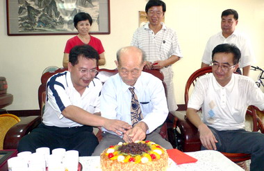 林久翔慰訪頭份百歲人瑞(圖)