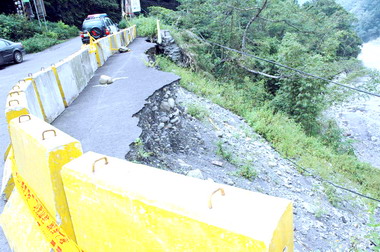 鄭永金勘查昌惠大橋(圖)