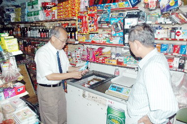 林政則慰問停電戶(圖)