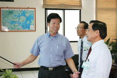 李炷烽接待台南市府勞軍團(圖)