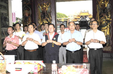 強颱辛樂克來襲 劉政鴻上香祈福(圖)