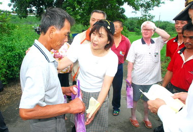 蘇治芬巡視抽水站慰勉水門管理員(圖)