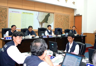 龜速辛樂克楊秋興坐鎮災變中心(圖)