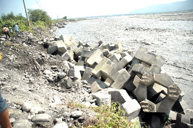 潰堤河堤放肉粽角農民：無助益(圖)