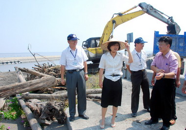 雲林縣長率員清理濁水溪出海口漂流木(圖)