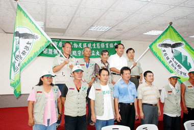 護鷹巡守隊授旗暨贈予裝備儀式(圖)