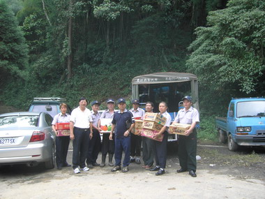 斗南警分局長率隊翻山越嶺接駁物資至草嶺(圖)