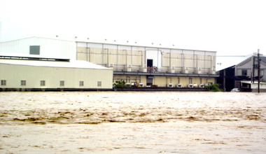 菇寮塌員警搶救受困民眾(圖)