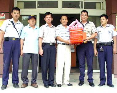 警友辦事處慰問辛苦員警(圖)