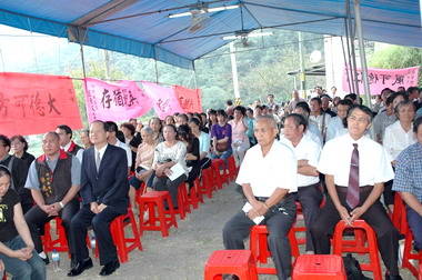 鄭永金頒狀給泰雅族黥面百歲人瑞(圖)