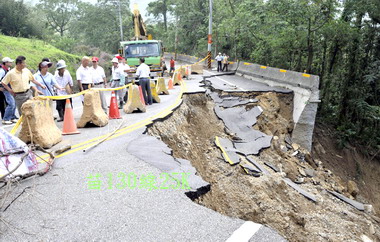 劉政鴻勘查火炎山明隧道(圖)