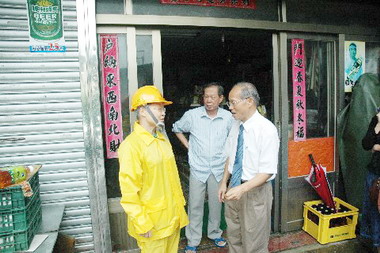 林政則慰慰勉颱風期間辛勞同仁(圖)