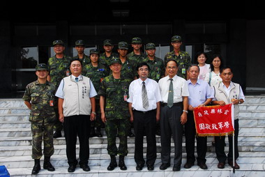 縣府敬軍團前往清泉崗等部隊贈加菜金(圖)