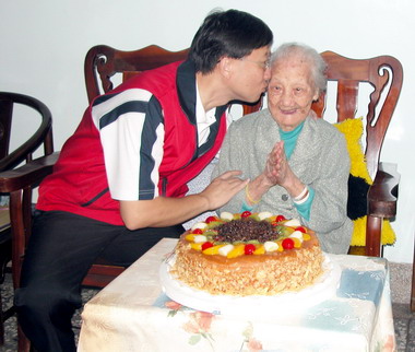 縣府參議慰訪百歲人瑞(圖)