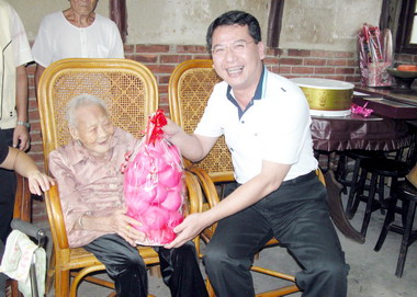 林久翔探訪頭屋鄉百歲人瑞(圖)