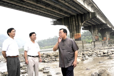 劉政鴻勘查汶水橋危橋(圖)