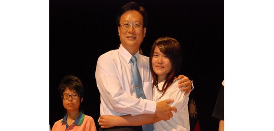 婦聯會彰化分會會員大會學生興奮擁抱偶像(圖)