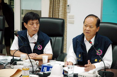 鄭永金坐鎮防災應變中心(圖)