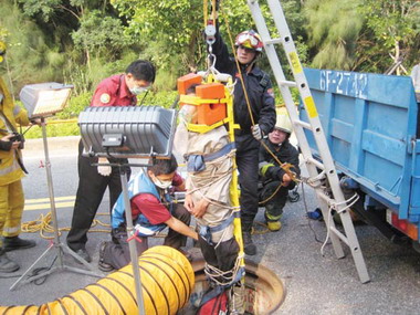 金寧警消立坑救助演練精彩逼真(圖)