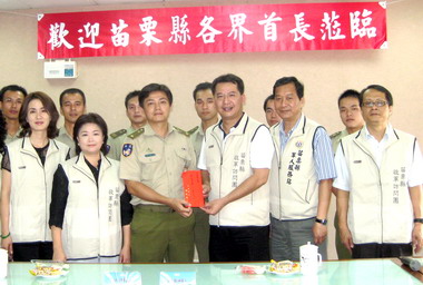 苗栗首長秋節慰問官兵(圖)