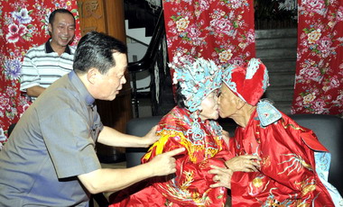 縣府重陽敬老 花轎迎親古婚禮開場(圖)